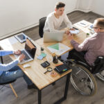La inclusión de personas con discapacidad en la empresa es fundamental para promover la diversidad y la equidad en el entorno laboral.