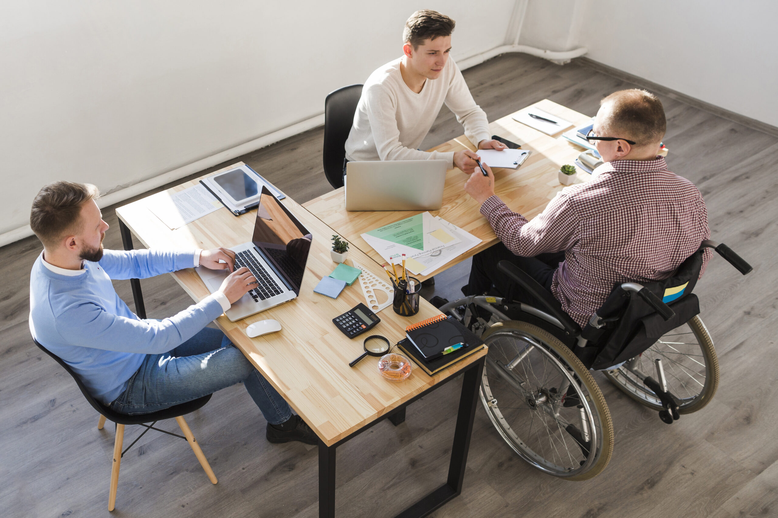 grupo-de-hombres-adultos-trabajando-juntos-en-la-oficina