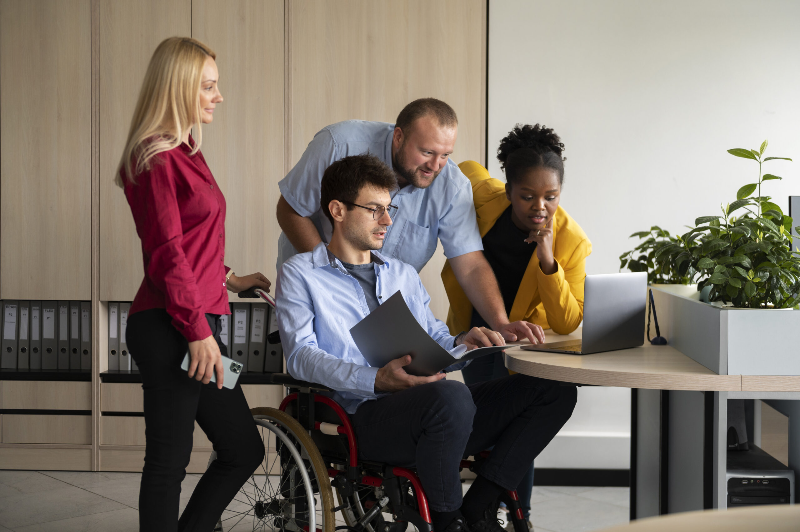 vista-lateral-de-personas-que-trabajan-en-la-oficina